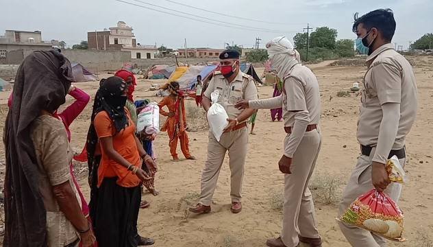fatehabad police helping people